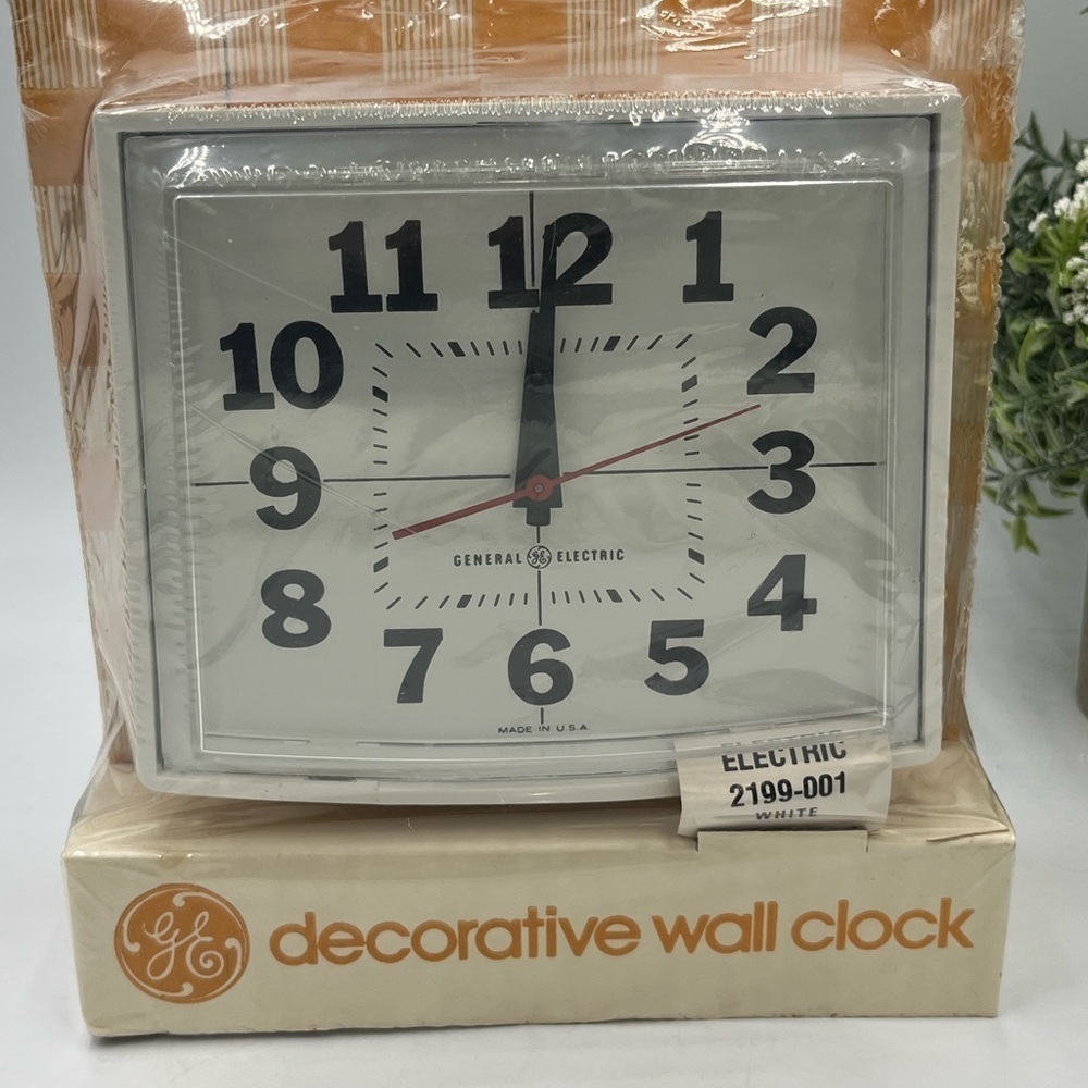 GE‎ Vintage 1960's Model 2199, White Wall Clock Plastic in original packaging